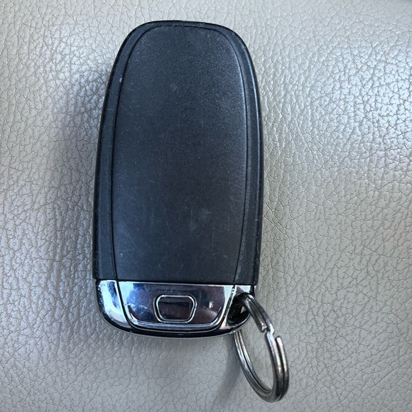 Audi Q5 Key Fob Remote Keyless 4 Button - Picture 4 of 7
